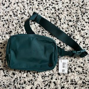NWT lululemon everywhere belt bag jade green large